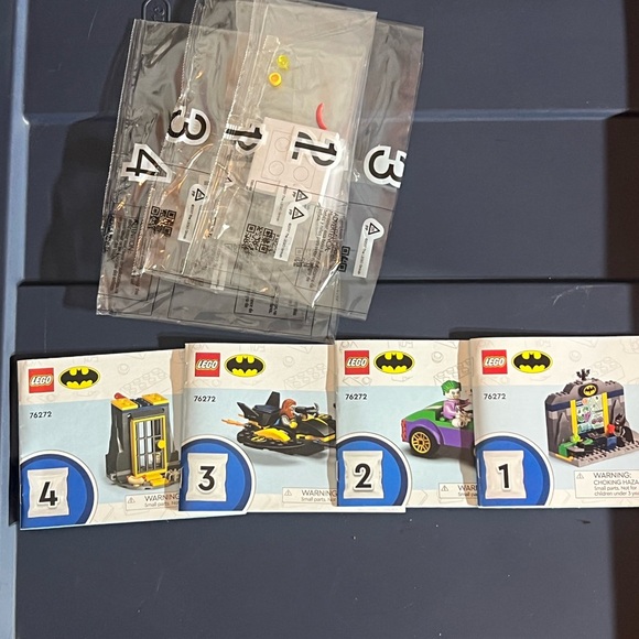 LEGO Batcave Set - Black, Yellow, Green 76272 - Picture 8 of 8